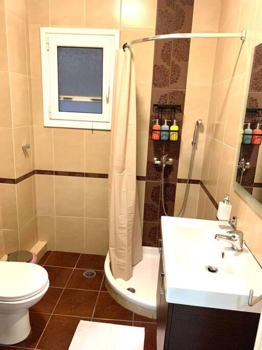 Spacious 4-Bedroom Family Home, 100M From Metro Atenas Exterior foto