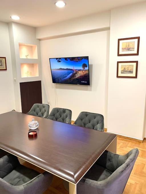 Spacious 4-Bedroom Family Home, 100M From Metro Atenas Exterior foto